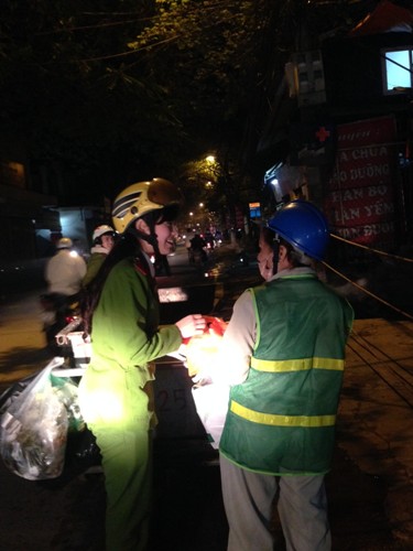 Chi đoàn B4D36 - D23 Lào tặng quà và các xuất ăn cho những người có hoàn cảnh khó khăn trên địa bàn Hà Nội